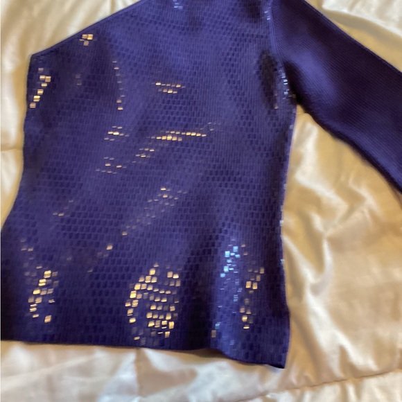 Women’s Cache One Shoulder Silk Shimmer Sweater Purple. Size M - Picture 5 of 7